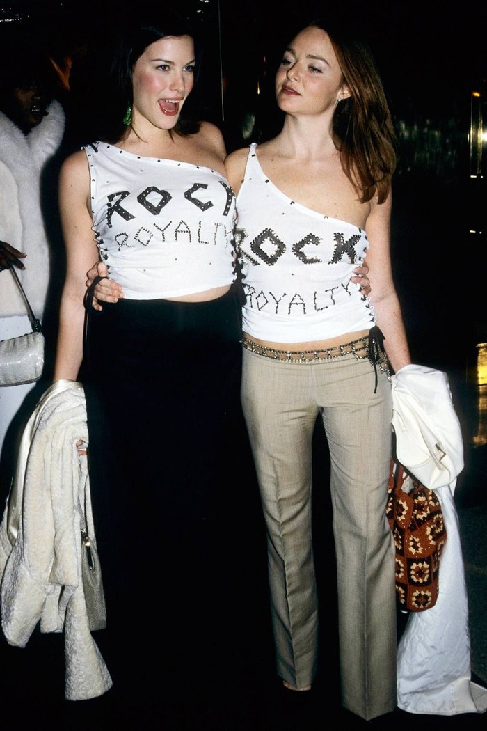 Liv Tyler dan Stella McCartney mengenakan atasan DIY bertuliskan