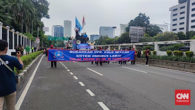 Perwakilan massa aksi Aliansi Mahasiswa Indonesia (AMI) dan Gerakan Buruh Bersama Rakyat (Gebrak) masuk ke dalam kompleks parlemen untuk bertemu pimpinan DPR.