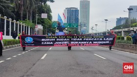 Massa Demo Buruh dan Mahasiswa Tiba di DPR Disambut Kawat Berduri