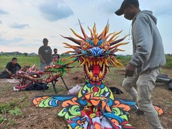Ngabuburit Warga Lamongan Ini Beda, Terbangkan Layangan Naga Sepanjang 30 Meter