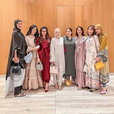 7 Penampilan Paula Verhoeven Pakai Hijab Saat Bukber Bareng Geng Nagita