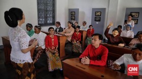 FOTO: Semangat Kartini Murid-murid Sekolah Darurat
