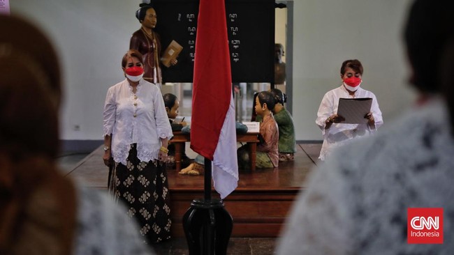Peringatan Hari Kartini, Gubernur Jawa Barat Ridwan Kamil memberikan penghargaan kepada 27 pahlawan perempuan yang berasal dari seluruh daerah di Jabar.