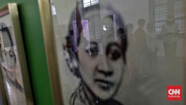 RA Kartini adalah sosok perempuan yang dikenal sebagai pejuang emansipasi wanita. Simak kata-kata bijak RA Kartini yang inspiratif.