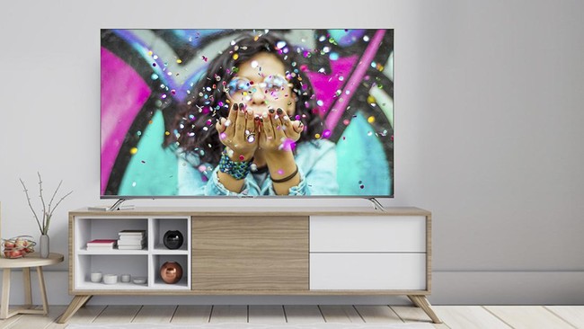 TV Polytron layar besar 85 inci harga Rp41 jutaan menawarkan pengalaman menonton bioksop di rumah yang bisa sambil rebahan.
