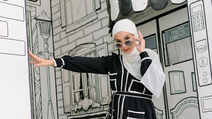 Tak Melulu Putih, Tampil Beda Saat Lebaran dengan Busana Serba Hitam ala Zaskia Sungkar