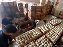 Perajin Telur Asin Brebes Kebut Produksi Jelang Mudik Lebaran