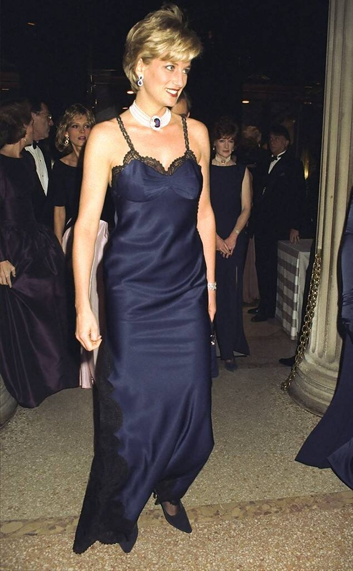 Putri Diana hadir di Met Gala 1996 dalam gaun lingerie Christian Dior berpadu choker 7 layer mutiara. Foto: pinterest.com/E! News