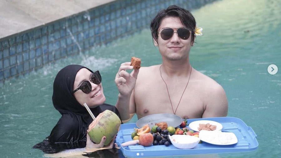 Rizky Billar dan Lesty Kejora Romantis Saat Makan Bareng, Intip Momennya! Rizky Billar dan Lesty Kejora Romantis Saat Makan Bareng, Intip Momennya!