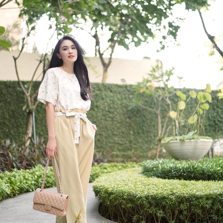 <p>Sandra Dewi kerap memanfaatkan bagian ruang keluarga yang luas untuk merayakan momen penting, seperti Hari Natal. Ia selalu memasang pohon Natal yang megah di ruangan itu. (Foto: Instagram @sandradewi88)<br /><br /><br /></p>