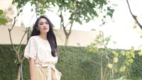 <p>Sandra Dewi kerap memanfaatkan bagian ruang keluarga yang luas untuk merayakan momen penting, seperti Hari Natal. Ia selalu memasang pohon Natal yang megah di ruangan itu. (Foto: Instagram @sandradewi88)<br /><br /><br /></p>