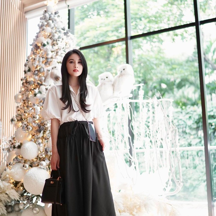 <p>Rumah Sandra Dewi juga memiliki kolam renang yang punya akses langsung ke ruang keluarga. (Foto: Instagram @sandradewi88)<br /><br /><br /></p>