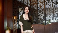 <p>Rumah Sandra Dewi memiliki empat lantai, Bunda. Ia banyak menerapkan dekorasi modern bernuansa minimalis pada bagian interior. (Foto: Instagram @sandradewi88)<br /><br /><br /></p>
