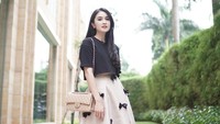 <p>Dikenal sebagai artis tajir melintir, kehidupan Sandra Dewi tak pernah luput dari kemewahan. Bak seorang <em>princess,</em> ia tinggal di sebuah rumah&nbsp;megah yang seperti hotel. (Foto: Instagram @sandradewi88)</p>