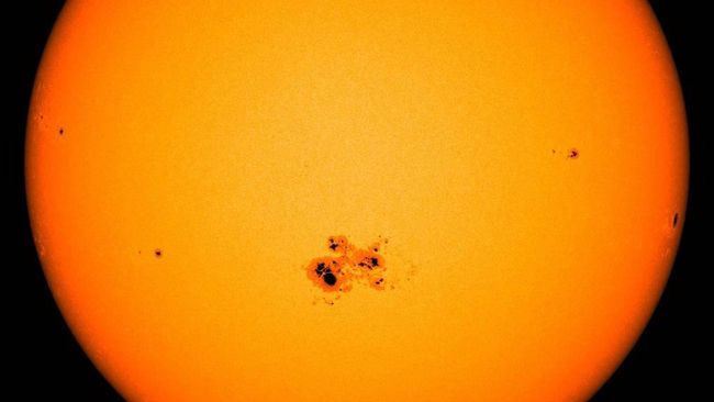 Bintik matahari raksasa yang berukuran tiga kali lipat Bumi disebut sedang dalam jangkauan tembak planet kita.