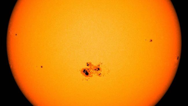 Bintik Matahari Raksasa Ukuran 3 Kali Bumi Terlacak, Potensial Aurora Bintik matahari raksasa yang berukuran tiga kali lipat Bumi disebut sedang dalam jangkauan tembak planet kita.