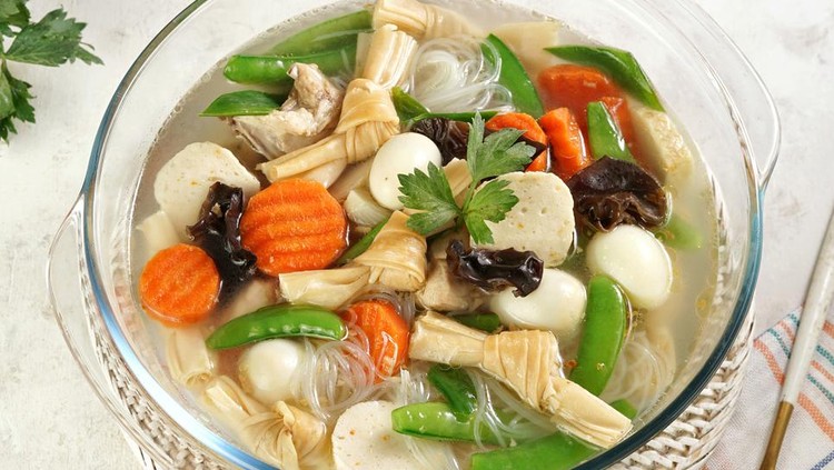 Sup Kimlo is a kind of soup with components of bean curd, vermicelli, mushroom, quail eggs, shrimp, sweet peas and other vegetables. Indonesian clear soup with heavy influence from the Chinese taste.