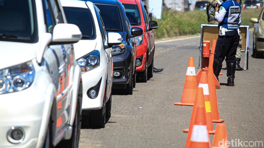 Personel Satlantas Polresta Bandung, Dishub dan Satpol PP Kabupaten Bandung mulai memperketat penyekatan di gerbang exit Tol Cileunyi.