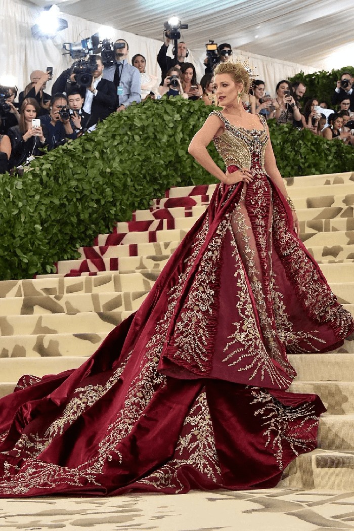 Tampil memukau bak dewi, Blake Lively mengenakan gaun indah kreasi Atelier Versace di Met Gala 2018. Foto: pinterest.com/British Vogue