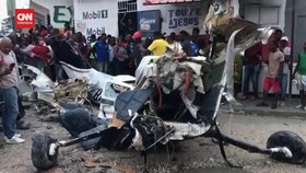 VIDEO: Pesawat Tabrak Truk Angkut Botol, 5 Orang Tewas