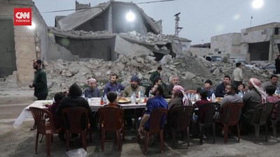 VIDEO: Warga Suriah Buka Puasa di Antara Reruntuhan Rumah