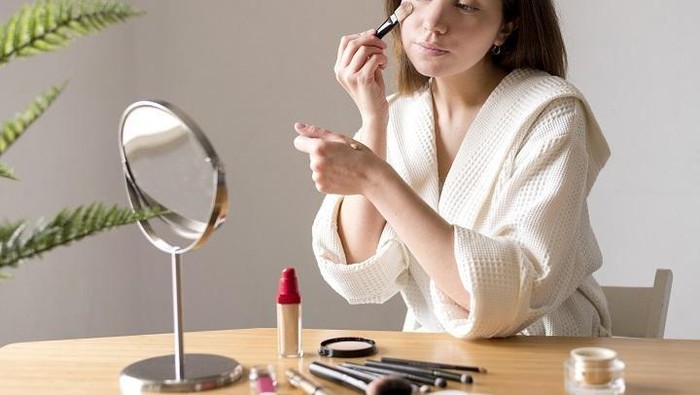 Rahasia Makeup Awet dan Aman Seharian untuk Kulit Berjerawat, Wajib Tahu Nih!
