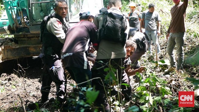 Seorang warga di Labuan Bajo, ditangkap aparat saat berupaya mengadang upaya penggusuran jalan untuk Proyek Strategis Nasional [PSN].