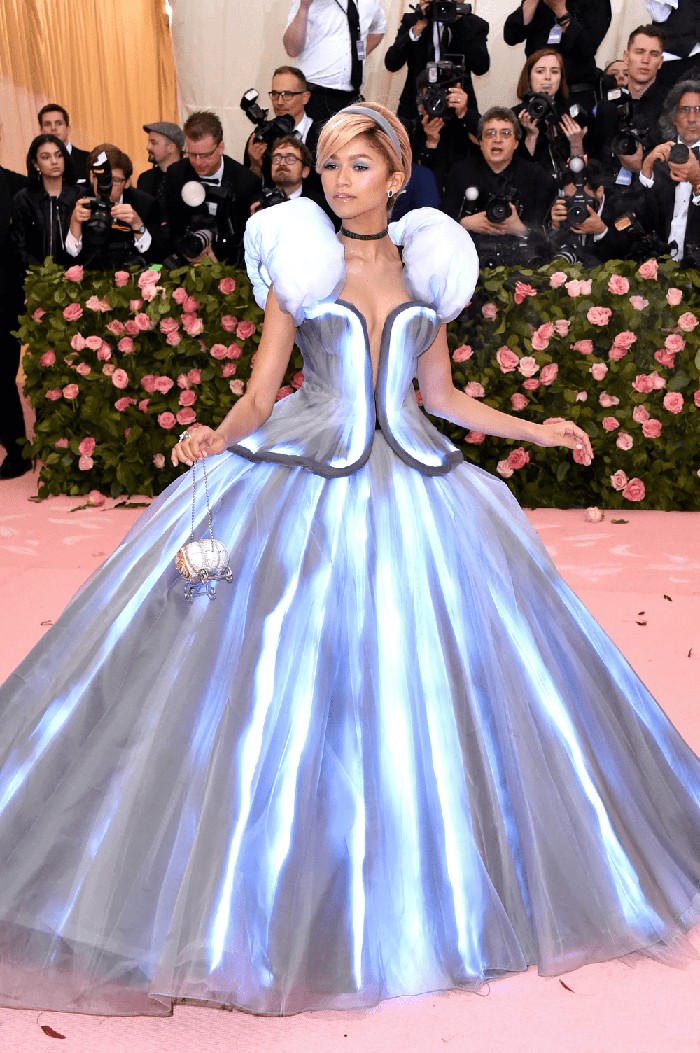 Zendaya jadi Cinderella di Met Gala 2019. Gaun Tommy Hilfiger menyala ini seketika memberikan kesan mendalam. Foto: pinterest.com/Vogue Magazine