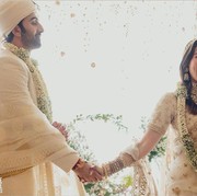 Detail Gaun Pengantin Alia Bhatt, Tampil Natural dan Glowing dengan Sari India
