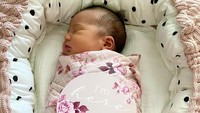 <p>Pasangan ini dikaruniai bayi perempuan bernama Millicent-Mae Bea Nainggolan. Putri kecil mereka lahir pada 20 Januari lalu dalam keadaan sehat, Bunda. (Foto: Instagram @derbyromero)</p>