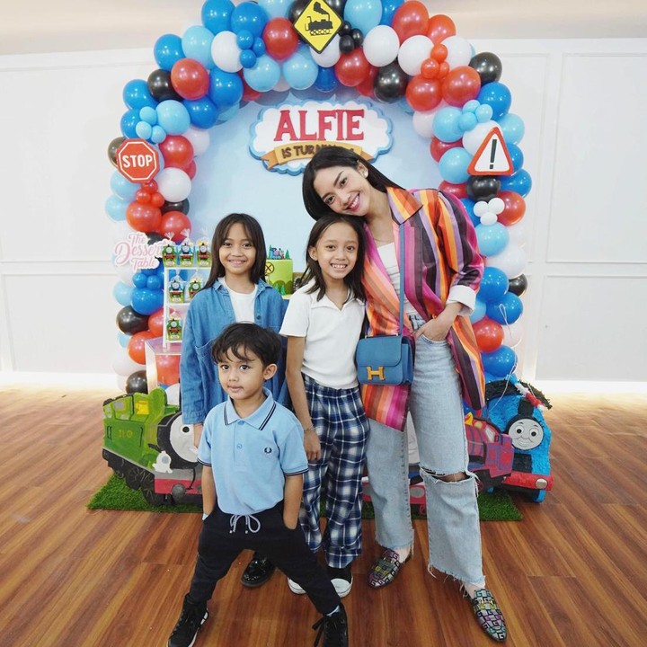 <p>Tak sendiri, Alfie juga ditemani oleh kedua kakak tersayang, Alana dan Alecia. Mereka kompak berpose bersama ibunda di pesta ulang tahun. (Foto: Instagram @ririndwiariyanti)</p>
