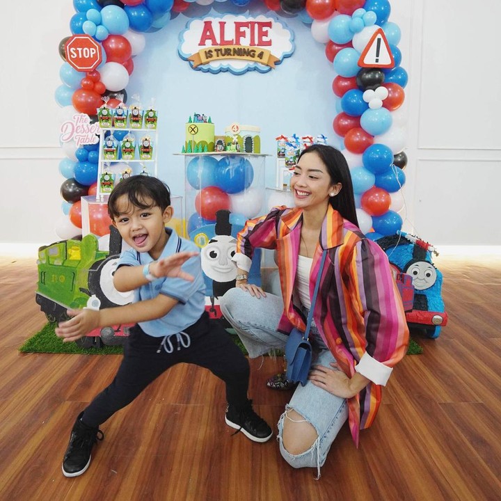 <p>Anak bungsu Ririn Dwi Ariyanti kini genap berusia empat tahun, Bunda. Ririn baru saja menggelar pesta ulang tahun untuk Ramy Alfie Utomo. (Foto: Instagram @ririndwiariyanti)</p>