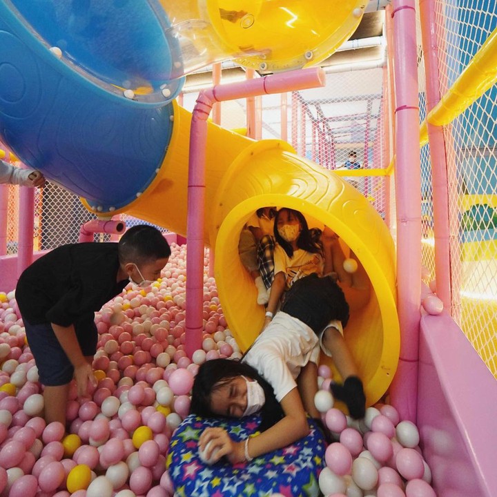 <p>Ririn Dwi Ariyanti tak lupa mengabadikan keseruan Alfie bersama teman-temannya ketika merayakan pesta di arena <em>playground.</em> (Foto: Instagram @ririndwiariyanti)</p>