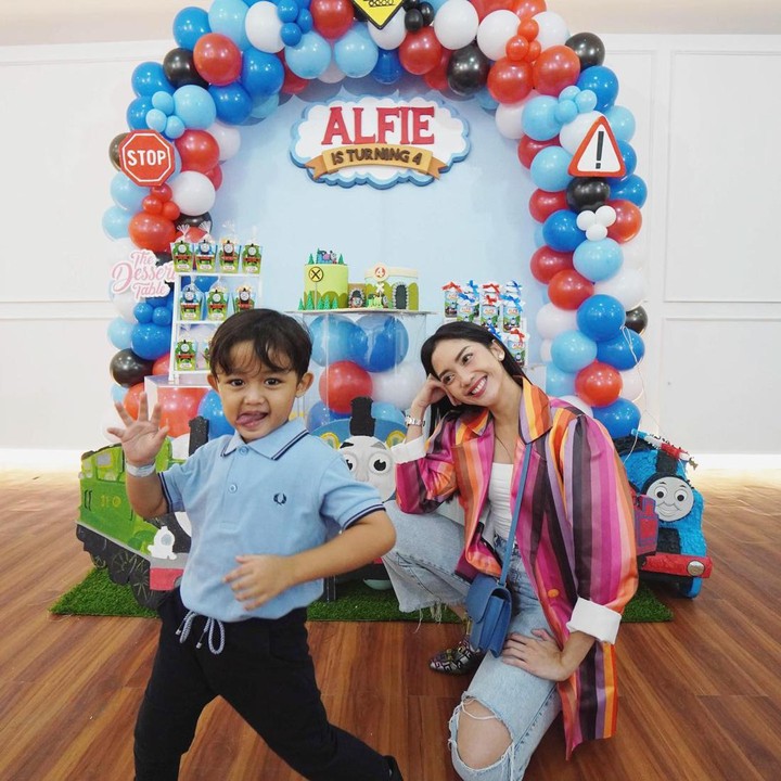 <p>Pesta digelar meriah dengan tema karakter kartun favorit Alfie, yakni Thomas & Friends. (Foto: Instagram @ririndwiariyanti)</p>