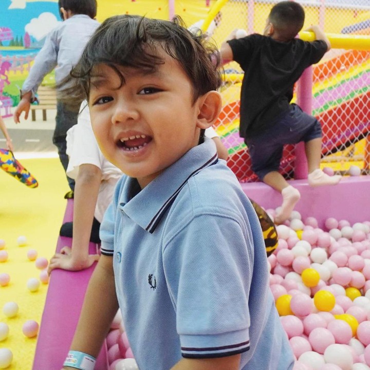 <p>Ketika melahirkan Alfie, Ririn sempat mengalami kontraksi lebih awal sehingga harus mempercepat tanggal lahir sang putra. Namun kini, Alfie tumbuh menjadi bocah yang lincah dan sehat, Bunda. (Foto: Instagram @ririndwiariyanti)</p>