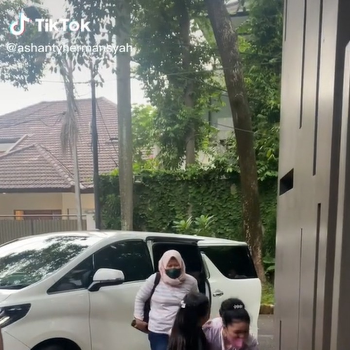 <p>Siapa sangka, ternyata Arsy Hermansyah dan Ariannha Amora Lemos memiliki hubungan yang erat lho, Bunda. (Foto: TikTok @ashantyhermansyah)<br /><br /><br /></p>