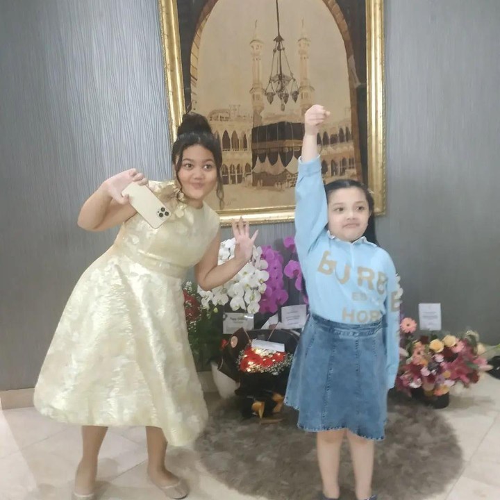 <p>Jarak usia Arsy dan Amora terpaut 3 tahun, Bunda. Arsy baru berumur 7 tahun, sedangkan Amora 10 tahun. (Foto: Instagram @suwarsiha)<br /><br /><br /></p>