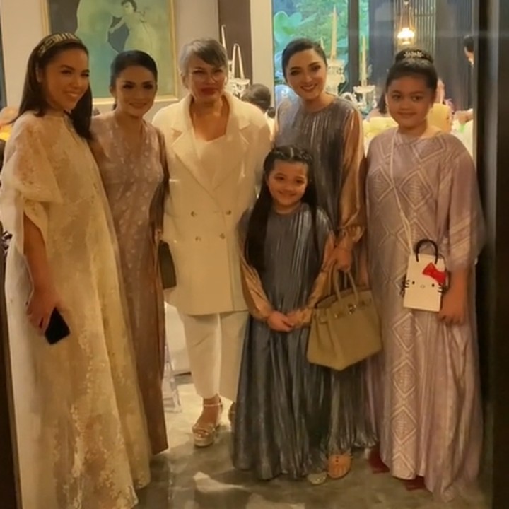 <p>Enggak hanya itu, keduanya juga terlihat berusaha untuk saling berada di sisi masing-masing. (Foto: TikTok @ashantyhermansyah)<br /><br /><br /></p>