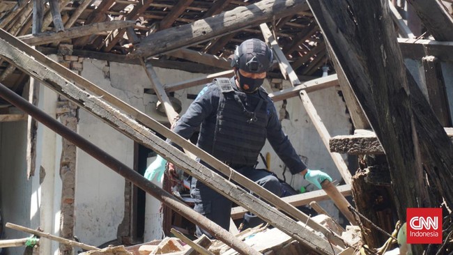 Polsek Ngaglik, Sleman menyatakan berdasarkan keterangan saksi, rumah yang hancur lebur itu dipakai untuk menyimpan bahan baku petasan.