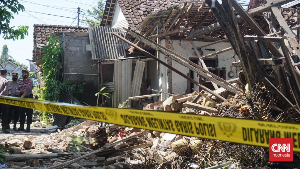 Polisi Usut Balon Udara Berpetasan yang Rusak Rumah di Tulungagung