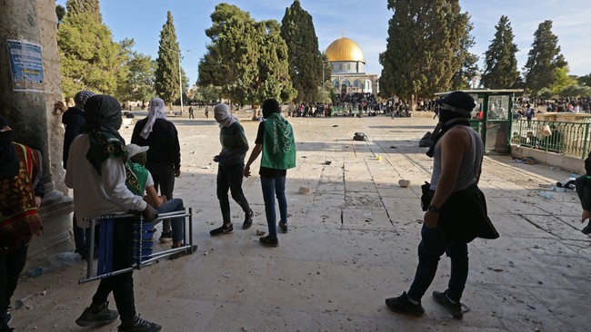 Bentrok antara kepolisian Israel dan massa Palestina kembali pecah di Masjid Al-Aqsa, Yerusalem, Jumat (22/4)