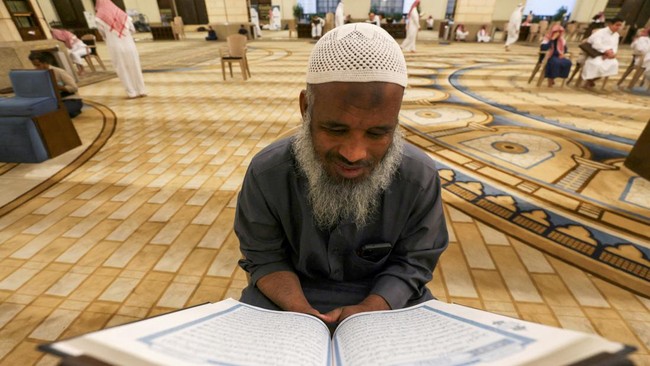 Tradisi menunggu waktu berbuka puasa atau 'ngabuburit' ternyata tidak hanya terdapat di Indonesia, namun ada juga di Arab Saudi.