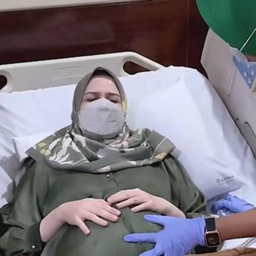 9 Momen Bahagia Cut Meyriska Lahirkan Anak Kedua Ditemani Suami & Anak