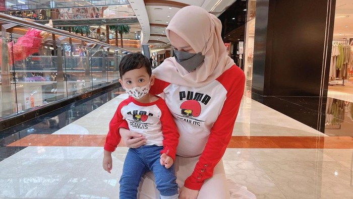 Cut Meyriska dan Keluarga