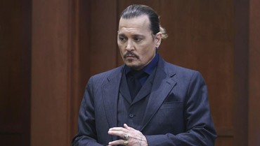 img-title Berebut Masuk Ruang Sidang, Fans Johnny Depp Kemah Depan Gedung Pengadilan