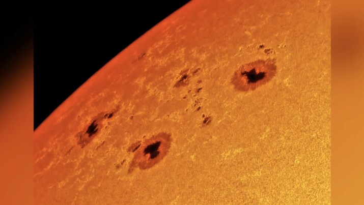 Dua kelompok bintik matahari besar, yang dikenal sebagai AR 2993 dan AR 2994, terlihat beberapa hari yang lalu di bagian timur laut matahari setelah menjadi aktif saat masih tersembunyi oleh piringan matahari. (Kredit gambar: Observatorium Nasional Langkawi, MYSA/MOSTI)