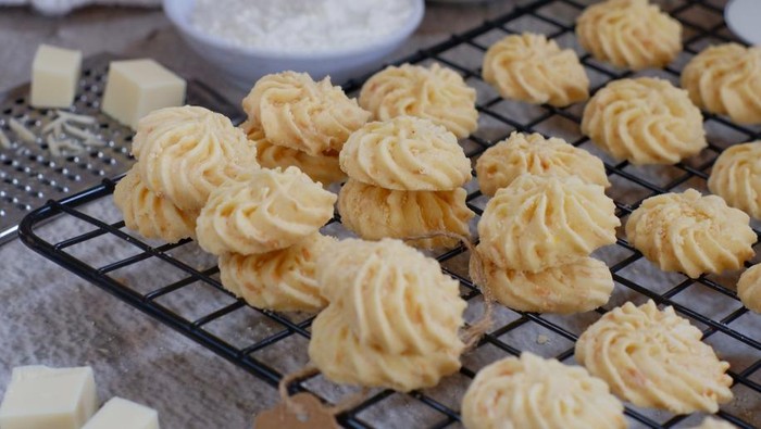 Sagu keju, kue favorit saat lebaran tiba. Terbuat dari campuran tepung sagu dan keju cheddar yang teksturnya lembut lumer di dalam mulut.