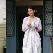 Gaya Kasual dengan Sentuhan Etnik ala Dian Sastro yang Bisa Kamu Tiru