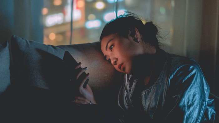 Meskipun kamu punya teman, perubahan dalam keadaan seperti putus cinta, atau pindah ke kota baru mungkin untuk memulai pekerjaan baru yang sudah cukup menantang, bisa melukai dan menginterupsi koneksi sosial serta berkontribusi pada perasaan kesepian.