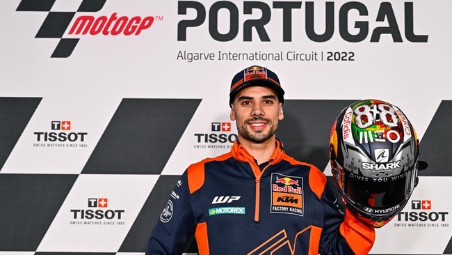 Miguel Oliveira yang merupakan juara MotoGP Mandalika merendah saat disejajarkan dengan kompatriotnya, Cristiano Ronaldo.